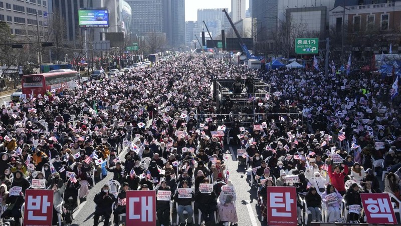 Massa yang tergabung dalam pendukung Presiden Korea Selatan Yoon Suk-yeol melakukan unjuk rasa di Seoul, Korea Selatan, Sabtu (4/1/2025). (AP Photo/Ahn Young-joon)