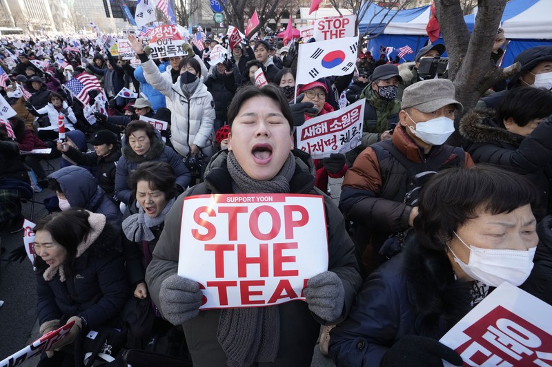 Massa yang tergabung dalam pendukung Presiden Korea Selatan Yoon Suk-yeol melakukan unjuk rasa di Seoul, Korea Selatan, Sabtu (4/1/2025). (AP Photo/Ahn Young-joon) Massa yang tergabung dalam pendukung Presiden Korea Selatan Yoon Suk-yeol melakukan unjuk rasa di Seoul, Korea Selatan, Sabtu (4/1/2025). (AP Photo/Ahn Young-joon)