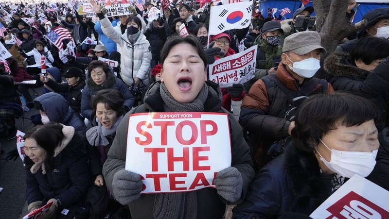 Massa yang tergabung dalam pendukung Presiden Korea Selatan Yoon Suk-yeol melakukan unjuk rasa di Seoul, Korea Selatan, Sabtu (4/1/2025). (AP Photo/Ahn Young-joon)