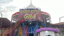 Melokal di Pasar Malam Empat Satoe Slank