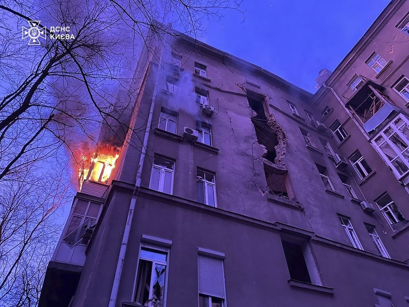 Rusia melancarkan serangan drone pada Hari Tahun Baru di ibu kota Ukraina, Kyiv, Rabu dini hari (1/1/2025). (AP Photo/Oksana Johannesson)