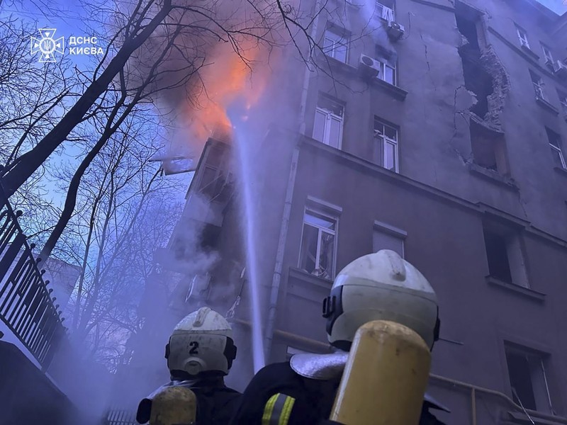 Rusia melancarkan serangan drone pada Hari Tahun Baru di ibu kota Ukraina, Kyiv, Rabu dini hari (1/1/2025). (AP Photo/Oksana Johannesson) Rusia melancarkan serangan drone pada Hari Tahun Baru di ibu kota Ukraina, Kyiv, Rabu dini hari (1/1/2025). (AP Photo/Oksana Johannesson)