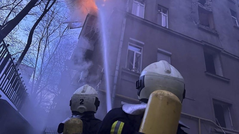 Rusia melancarkan serangan drone pada Hari Tahun Baru di ibu kota Ukraina, Kyiv, Rabu dini hari (1/1/2025). (AP Photo/Oksana Johannesson)