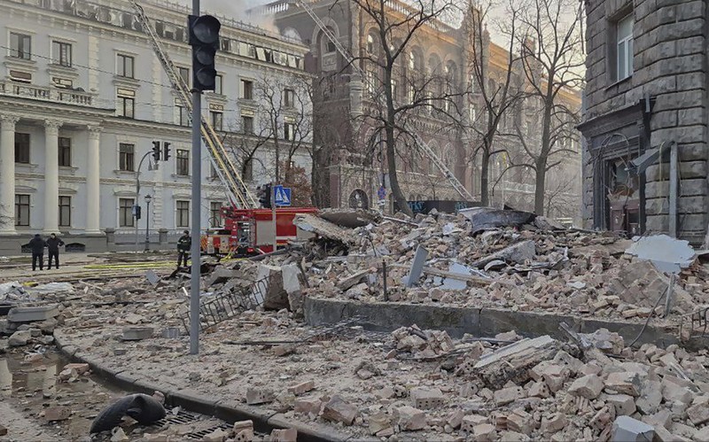 Rusia melancarkan serangan drone pada Hari Tahun Baru di ibu kota Ukraina, Kyiv, Rabu dini hari (1/1/2025). (AP Photo/Oksana Johannesson)