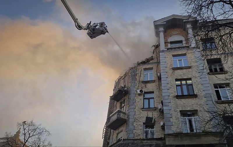Rusia melancarkan serangan drone pada Hari Tahun Baru di ibu kota Ukraina, Kyiv, Rabu dini hari (1/1/2025). (AP Photo/Oksana Johannesson) Rusia melancarkan serangan drone pada Hari Tahun Baru di ibu kota Ukraina, Kyiv, Rabu dini hari (1/1/2025). (AP Photo/Oksana Johannesson)