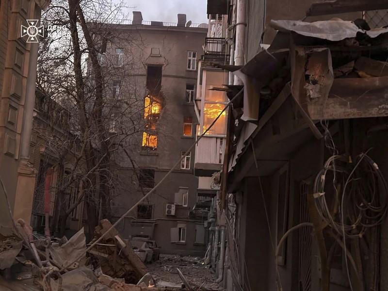 Rusia melancarkan serangan drone pada Hari Tahun Baru di ibu kota Ukraina, Kyiv, Rabu dini hari (1/1/2025). (AP Photo/Oksana Johannesson) Rusia melancarkan serangan drone pada Hari Tahun Baru di ibu kota Ukraina, Kyiv, Rabu dini hari (1/1/2025). (AP Photo/Oksana Johannesson)