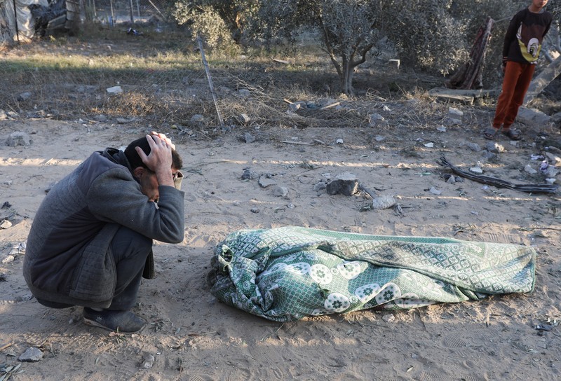 Serangan udara Israel menewaskan sedikitnya 54 orang Palestina di Jalur Gaza pada hari Kamis (2/1), termasuk 11 orang di sebuah tenda yang menampung keluarga-keluarga pengungsi. (REUTERS/Saeed Mohammed)