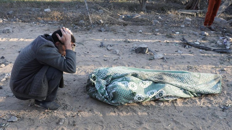 Serangan udara Israel menewaskan sedikitnya 54 orang Palestina di Jalur Gaza pada hari Kamis (2/1), termasuk 11 orang di sebuah tenda yang menampung keluarga-keluarga pengungsi. (REUTERS/Saeed Mohammed)