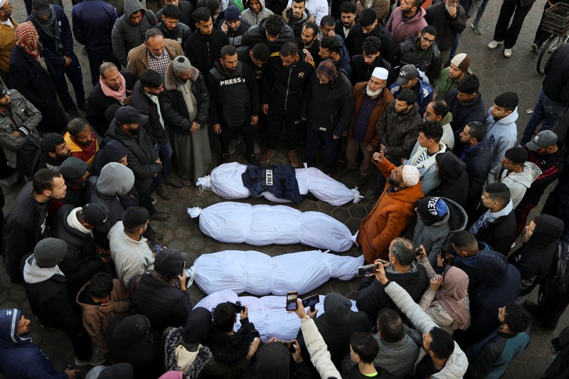 Serangan udara Israel menewaskan sedikitnya 54 orang Palestina di Jalur Gaza pada hari Kamis (2/1), termasuk 11 orang di sebuah tenda yang menampung keluarga-keluarga pengungsi. (REUTERS/Saeed Mohammed)