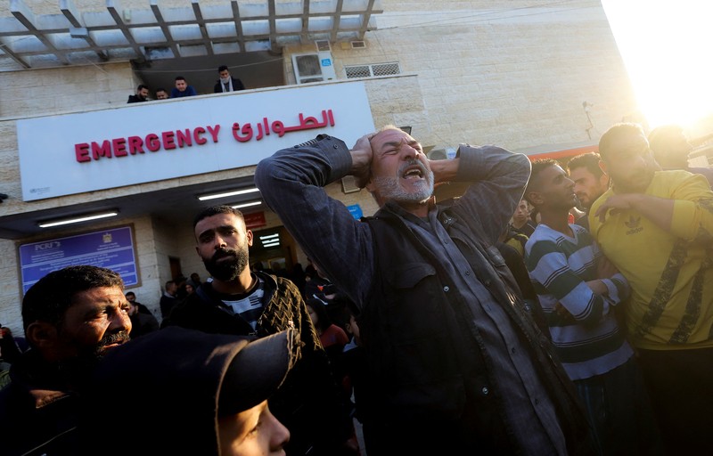 Serangan udara Israel menewaskan sedikitnya 54 orang Palestina di Jalur Gaza pada hari Kamis (2/1), termasuk 11 orang di sebuah tenda yang menampung keluarga-keluarga pengungsi. (REUTERS/Saeed Mohammed) Serangan udara Israel menewaskan sedikitnya 54 orang Palestina di Jalur Gaza pada hari Kamis (2/1), termasuk 11 orang di sebuah tenda yang menampung keluarga-keluarga pengungsi. (REUTERS/Saeed Mohammed)
