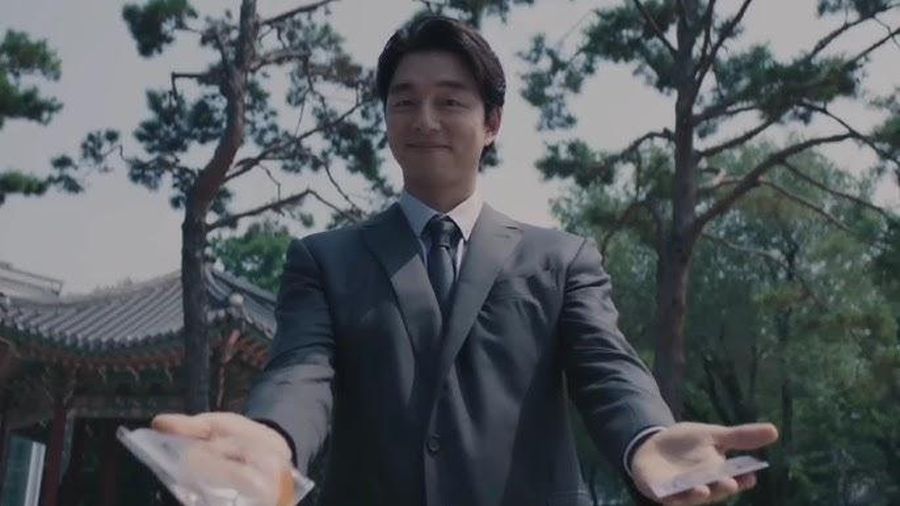Squid Game Gong Yoo yang berperan sebagai Salesman menawarkan Roti dan Lotre