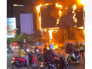 Video: Diduga Korsleting Listrik, Videotron di Jalan Ahmad Yani Bekasi Terbakar