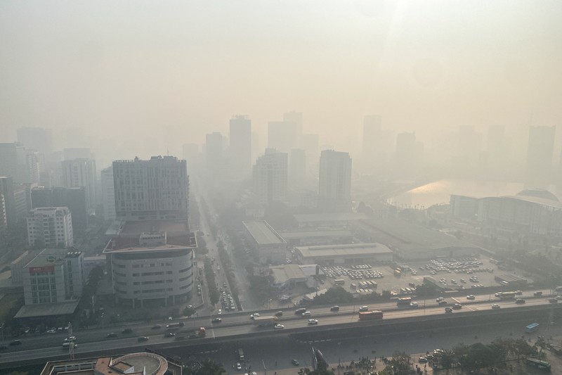 Ibu kota Vietnam, Hanoi, diselimuti kabut asap tebal selama beberapa pekan terakhir. Hal ini menjadikannya kota dengan polusi udara tertinggi di dunia. (REUTERS/Thinh Nguyen)