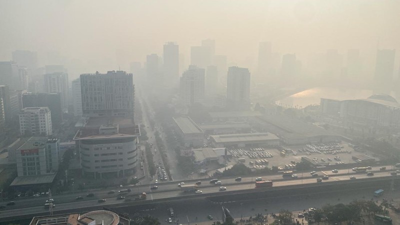 Ibu kota Vietnam, Hanoi, diselimuti kabut asap tebal selama beberapa pekan terakhir. Hal ini menjadikannya kota dengan polusi udara tertinggi di dunia. (REUTERS/Thinh Nguyen)