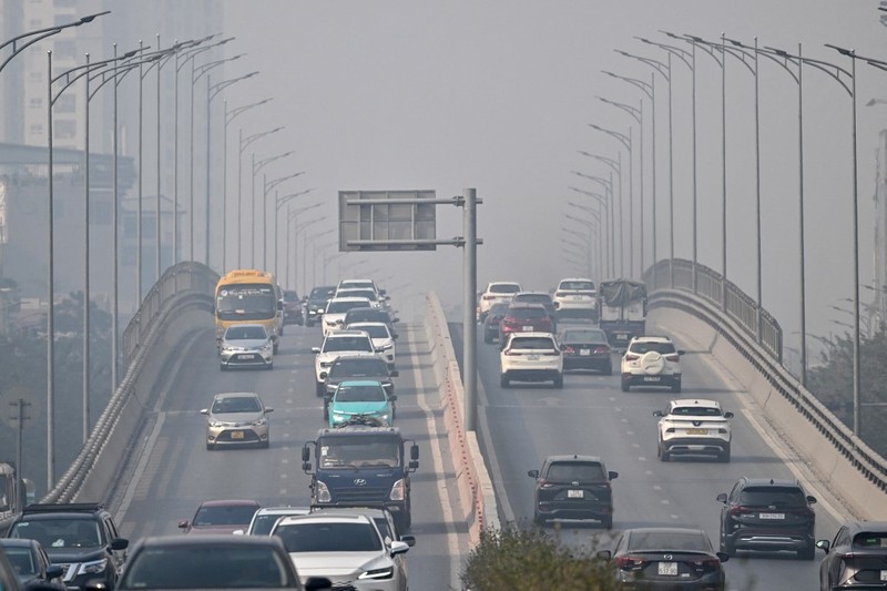 Ibu kota Vietnam, Hanoi, diselimuti kabut asap tebal selama beberapa pekan terakhir. Hal ini menjadikannya kota dengan polusi udara tertinggi di dunia. (REUTERS/Thinh Nguyen)