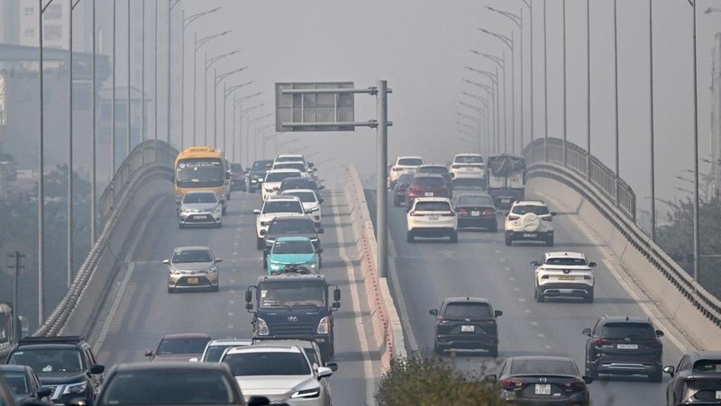 Ibu kota Vietnam, Hanoi, diselimuti kabut asap tebal selama beberapa pekan terakhir. Hal ini menjadikannya kota dengan polusi udara tertinggi di dunia. (REUTERS/Thinh Nguyen)