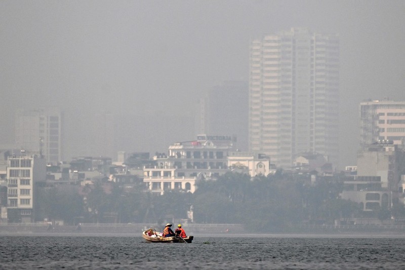 Ibu kota Vietnam, Hanoi, diselimuti kabut asap tebal selama beberapa pekan terakhir. Hal ini menjadikannya kota dengan polusi udara tertinggi di dunia. (REUTERS/Thinh Nguyen)