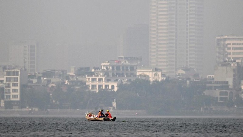 Ibu kota Vietnam, Hanoi, diselimuti kabut asap tebal selama beberapa pekan terakhir. Hal ini menjadikannya kota dengan polusi udara tertinggi di dunia. (REUTERS/Thinh Nguyen)