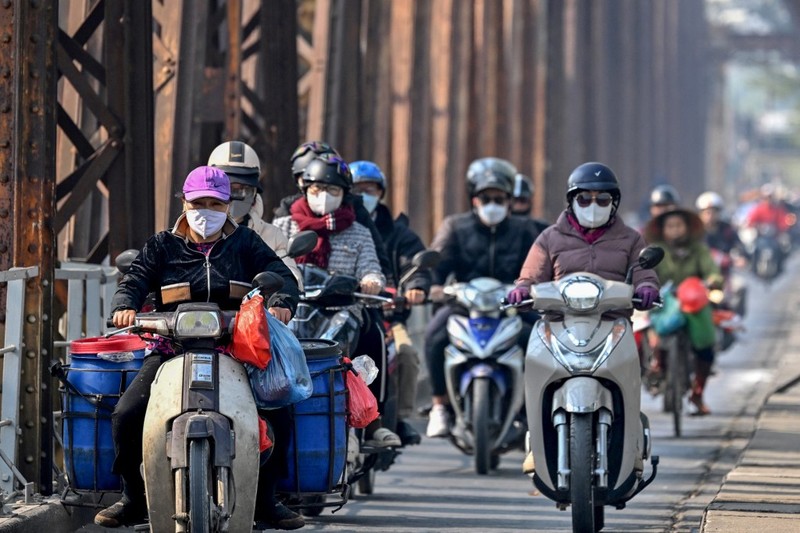 Ibu kota Vietnam, Hanoi, diselimuti kabut asap tebal selama beberapa pekan terakhir. Hal ini menjadikannya kota dengan polusi udara tertinggi di dunia. (REUTERS/Thinh Nguyen)