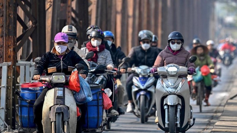 Ibu kota Vietnam, Hanoi, diselimuti kabut asap tebal selama beberapa pekan terakhir. Hal ini menjadikannya kota dengan polusi udara tertinggi di dunia. (REUTERS/Thinh Nguyen)