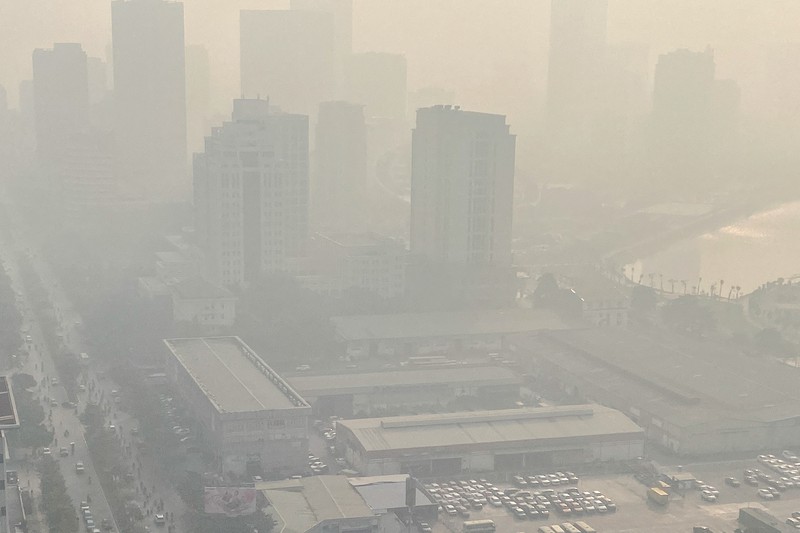 Ibu kota Vietnam, Hanoi, diselimuti kabut asap tebal selama beberapa pekan terakhir. Hal ini menjadikannya kota dengan polusi udara tertinggi di dunia. (REUTERS/Thinh Nguyen)