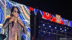 Joget dari Awal sampai Akhir Bareng Slank di Pasar Malam Empat Satoe
