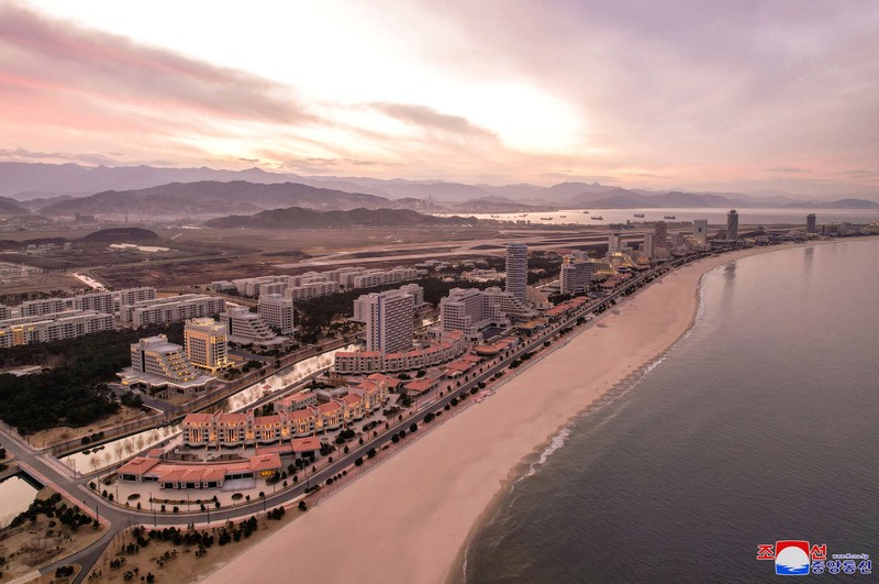 Korea Utara memiliki resor megah di tepi pantai Wonsan Kalma. Resor yang sudah dinantikan selama 6 tahun. (via REUTERS/KCNA) Korea Utara memiliki resor megah di tepi pantai Wonsan Kalma. Resor yang sudah dinantikan selama 6 tahun. (via REUTERS/KCNA)