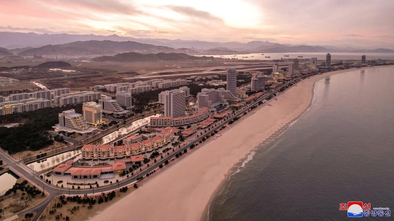 Korea Utara memiliki resor megah di tepi pantai Wonsan Kalma. Resor yang sudah dinantikan selama 6 tahun. (via REUTERS/KCNA)