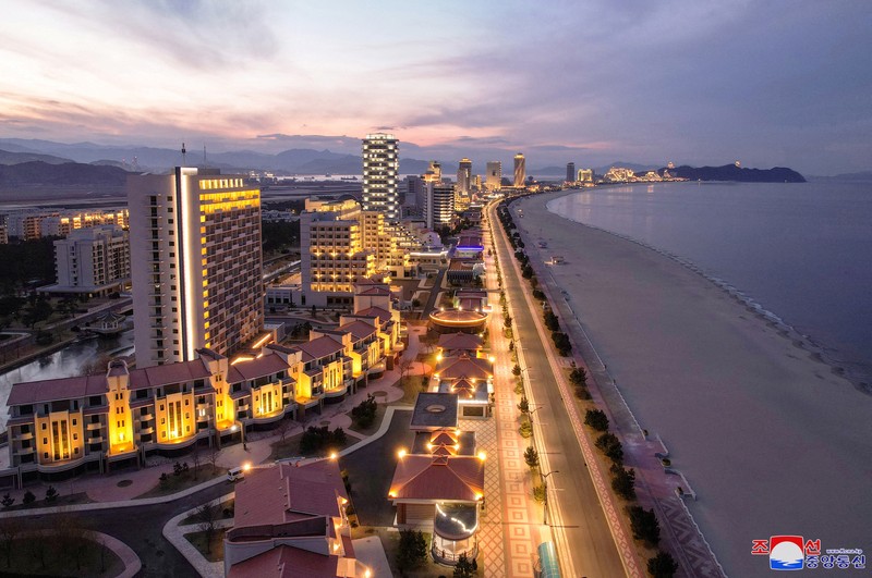 Korea Utara memiliki resor megah di tepi pantai Wonsan Kalma. Resor yang sudah dinantikan selama 6 tahun. (via REUTERS/KCNA) Korea Utara memiliki resor megah di tepi pantai Wonsan Kalma. Resor yang sudah dinantikan selama 6 tahun. (via REUTERS/KCNA)