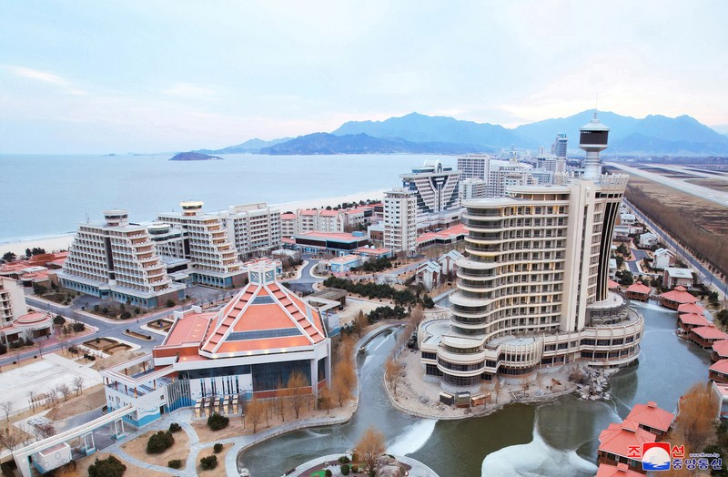 Korea Utara memiliki resor megah di tepi pantai Wonsan Kalma. Resor yang sudah dinantikan selama 6 tahun. (via REUTERS/KCNA) Korea Utara memiliki resor megah di tepi pantai Wonsan Kalma. Resor yang sudah dinantikan selama 6 tahun. (via REUTERS/KCNA)
