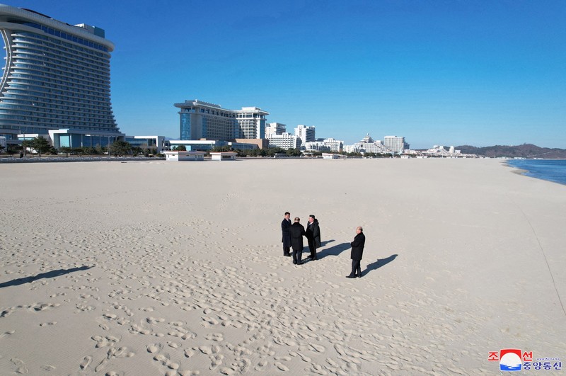 Korea Utara memiliki resor megah di tepi pantai Wonsan Kalma. Resor yang sudah dinantikan selama 6 tahun. (via REUTERS/KCNA) Korea Utara memiliki resor megah di tepi pantai Wonsan Kalma. Resor yang sudah dinantikan selama 6 tahun. (via REUTERS/KCNA)