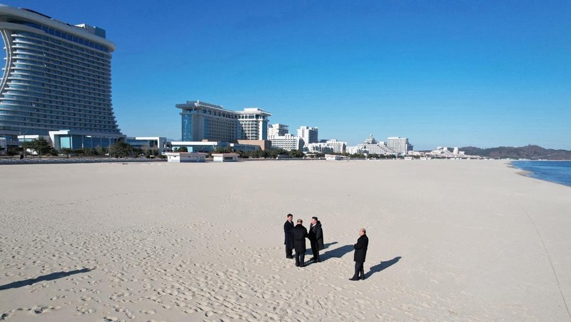 Korea Utara memiliki resor megah di tepi pantai Wonsan Kalma. Resor yang sudah dinantikan selama 6 tahun. (via REUTERS/KCNA)