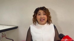 Galau Mpok Alpa Rambut Rontok Usai Lahiran, Pakai Wig dan Mau Tanam Rambut
