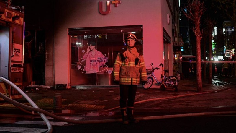 Asap mengepul di lokasi kebakaran di sebuah gedung komersial di Seongnam, Korea Selatan, Jumat, 3 Januari 2025. (Stasiun Pemadam Kebakaran Bundang Korea Selatan via AP)