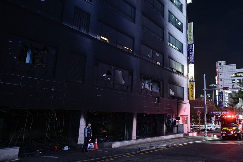 Asap mengepul di lokasi kebakaran di sebuah gedung komersial di Seongnam, Korea Selatan, Jumat, 3 Januari 2025. (Stasiun Pemadam Kebakaran Bundang Korea Selatan via AP)
