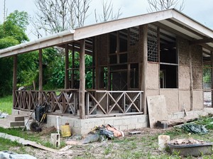 Tak Pakai Beton, Rumah di Daerah Ini Dibangun Pakai Tanah Liat-Barang Bekas