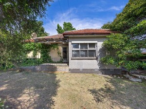 30 Tahun Terlantar Rumah Ini Dijual, tapi Dilarang Masuk Karena Berbahaya!