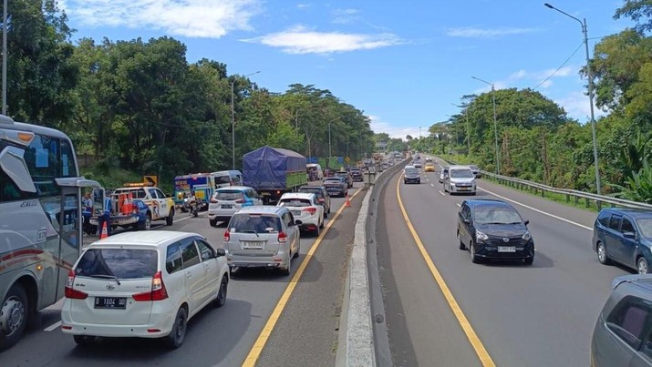 Terjadi kecelakaan beruntun di KM 97+200 Ruas Tol Cipularang arah Bandung pada pukul 09.11 WIB. (Dok: Jasamarga)