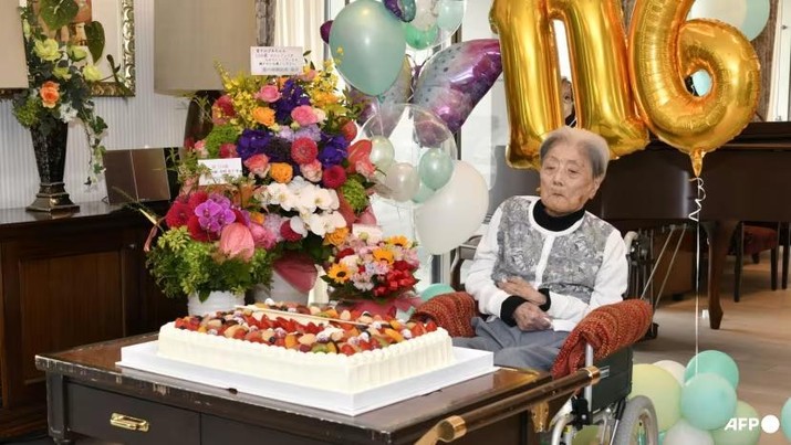 Tomiko Itooka merayakan ulang tahunnya yang ke-116 di kota Ashiya, prefektur Hyogo pada tanggal 23 Mei 2024. (Foto arsip: Handout/Courtesy of Ashiya City/AFP)
