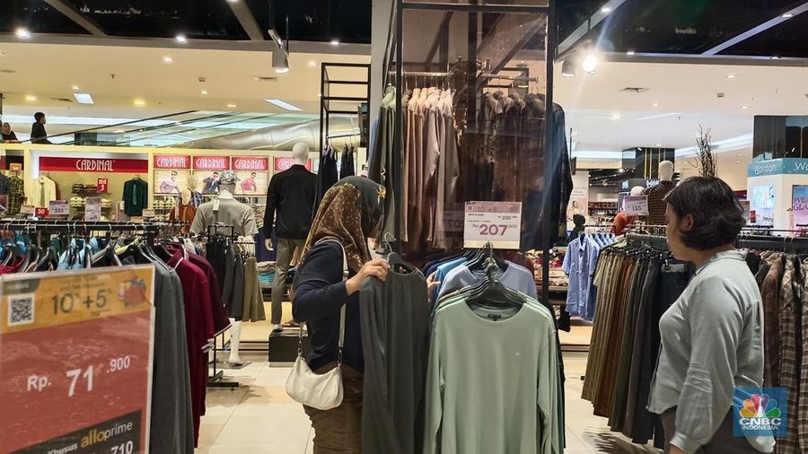 Transmart Full Day Sale kembali hadir dengan promo spesial yang menawarkan diskon hingga 70% untuk berbagai merek pakaian, mulai dari baju formal untuk bekerja hingga baju santai. (CNBC Indonesia/Martyasari Rizky)