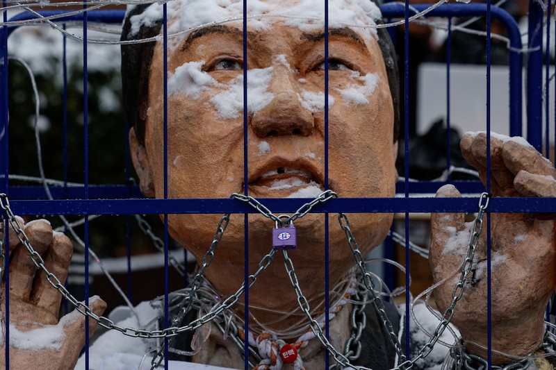Warga Korea Selatan (Korsel) menerjang badai salju untuk menggelar demonstrasi mendesak Presiden Korsel, Yoon Suk Yeol, yang telah dimakzulkan dan diskors, segera ditangkap. (REUTERS/Tyrone Siu) Warga Korea Selatan (Korsel) menerjang badai salju untuk menggelar demonstrasi mendesak Presiden Korsel, Yoon Suk Yeol, yang telah dimakzulkan dan diskors, segera ditangkap. (REUTERS/Tyrone Siu)