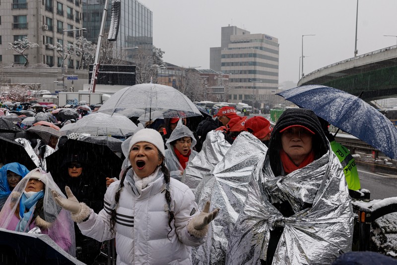 Warga Korea Selatan (Korsel) menerjang badai salju untuk menggelar demonstrasi mendesak Presiden Korsel, Yoon Suk Yeol, yang telah dimakzulkan dan diskors, segera ditangkap. (REUTERS/Tyrone Siu) Warga Korea Selatan (Korsel) menerjang badai salju untuk menggelar demonstrasi mendesak Presiden Korsel, Yoon Suk Yeol, yang telah dimakzulkan dan diskors, segera ditangkap. (REUTERS/Tyrone Siu)