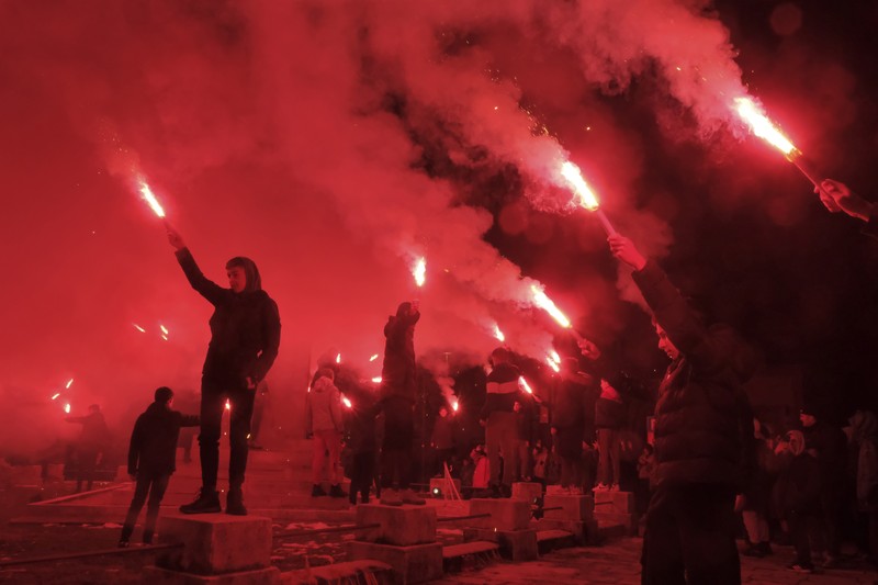 Beberapa ribu orang berpartisipasi dalam protes menuntut pengunduran diri pejabat keamanan tinggi atas penembakan awal minggu ini di Cetinje, di luar Podogrica, Montenegro, Minggu, 5 Januari 2025. (AP Photo/Risto Bozovic)