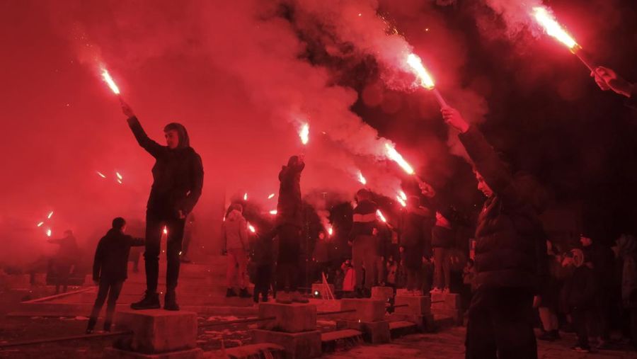 Beberapa ribu orang berpartisipasi dalam protes menuntut pengunduran diri pejabat keamanan tinggi atas penembakan awal minggu ini di Cetinje, di luar Podogrica, Montenegro, Minggu, 5 Januari 2025. (AP Photo/Risto Bozovic)