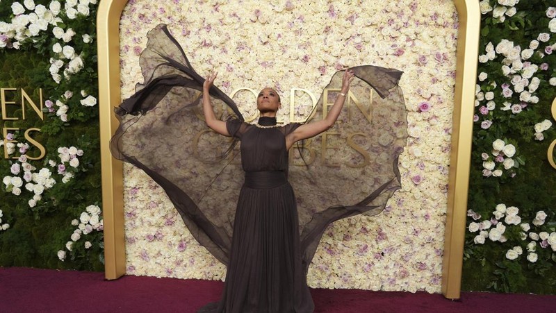 Michelle Yeoh, dari kiri, Ariana Grande, dan Cynthia Erivo berpose di ruang pers selama Golden Globes ke-82 pada Minggu, 5 Januari 2025, di Beverly Hilton di Beverly Hills, California. (AP Photo/Chris Pizzello)