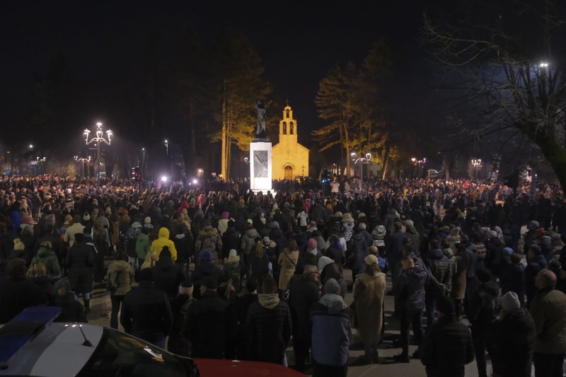 Beberapa ribu orang berpartisipasi dalam protes menuntut pengunduran diri pejabat keamanan tinggi atas penembakan awal minggu ini di Cetinje, di luar Podogrica, Montenegro, Minggu, 5 Januari 2025. Beberapa ribu orang berpartisipasi dalam protes menuntut pengunduran diri pejabat keamanan tinggi atas penembakan awal minggu ini di Cetinje, di luar Podogrica, Montenegro, Minggu, 5 Januari 2025. (AP Photo/Risto Bozovic)