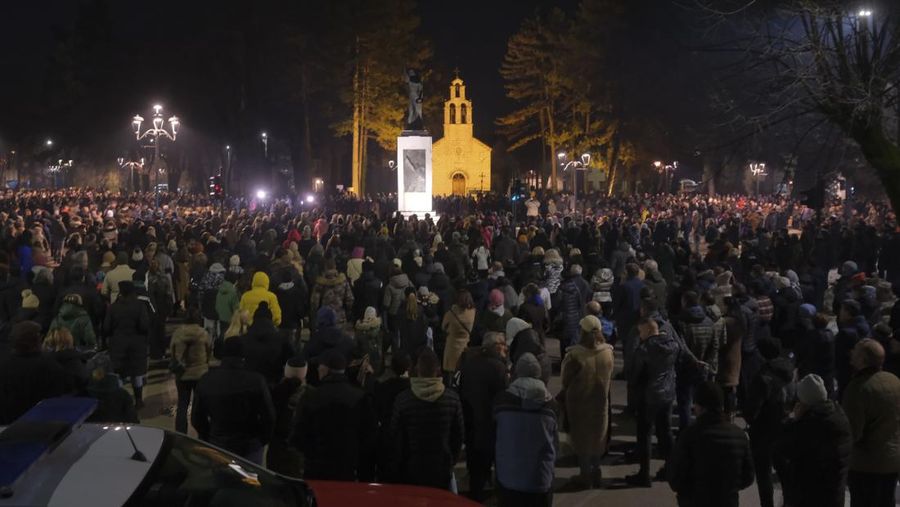 Beberapa ribu orang berpartisipasi dalam protes menuntut pengunduran diri pejabat keamanan tinggi atas penembakan awal minggu ini di Cetinje, di luar Podogrica, Montenegro, Minggu, 5 Januari 2025. (AP Photo/Risto Bozovic)