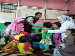 Aiptu Exwanto Asuh 95 Anak Yatim Piatu dan Lansia di Batuceper Tangerang
