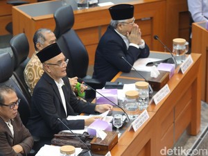 Soal Rencana Pembatasan Jemaah Haji Lansia, DPR Minta Menag Lobi Saudi