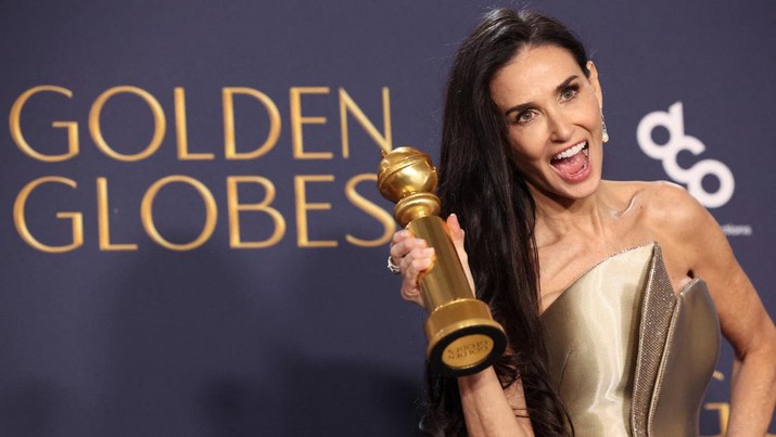 Demi Moore berpose dengan penghargaan untuk Penampilan Terbaik oleh Aktris dalam Film - Musikal atau Komedi, untuk The Substance, di Golden Globe Awards ke-82 di Beverly Hills, California, AS, (5/1/2025). (REUTERS/Mario Anzuoni)
